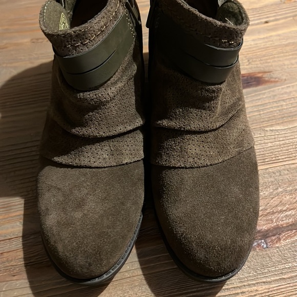 Earth Origins NWOT Suede Bootie Ankle Boots 6 - Picture 2 of 7